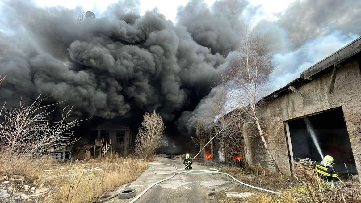 V Kladně hořely pneumatiky v areálu Poldi, hasiči vyráželi i do ubytovny